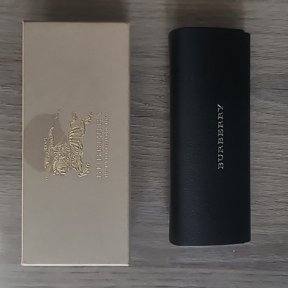 Burberry eyeglass case - Picture 2 of 3
